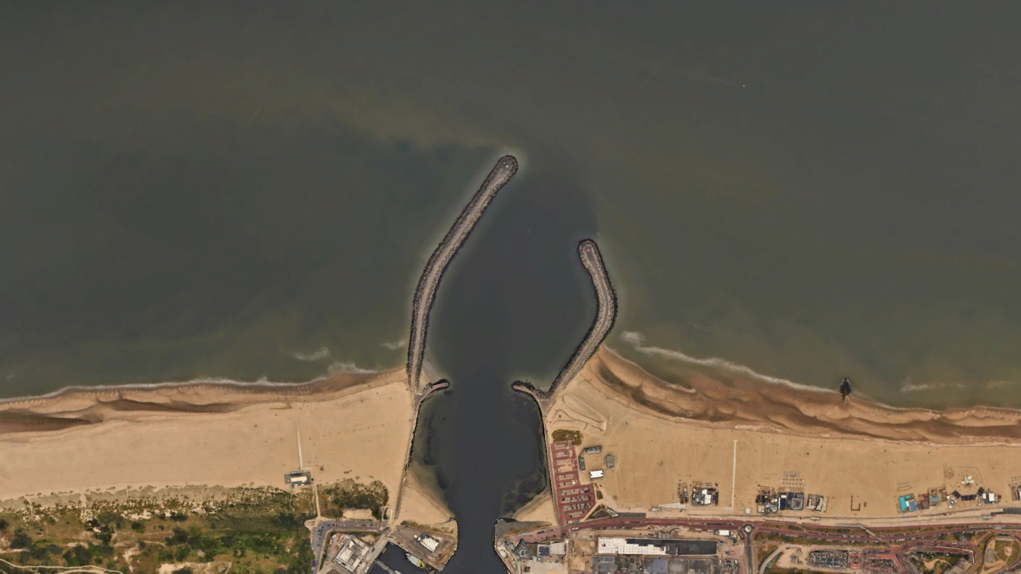 Surfen bij havenhoofden